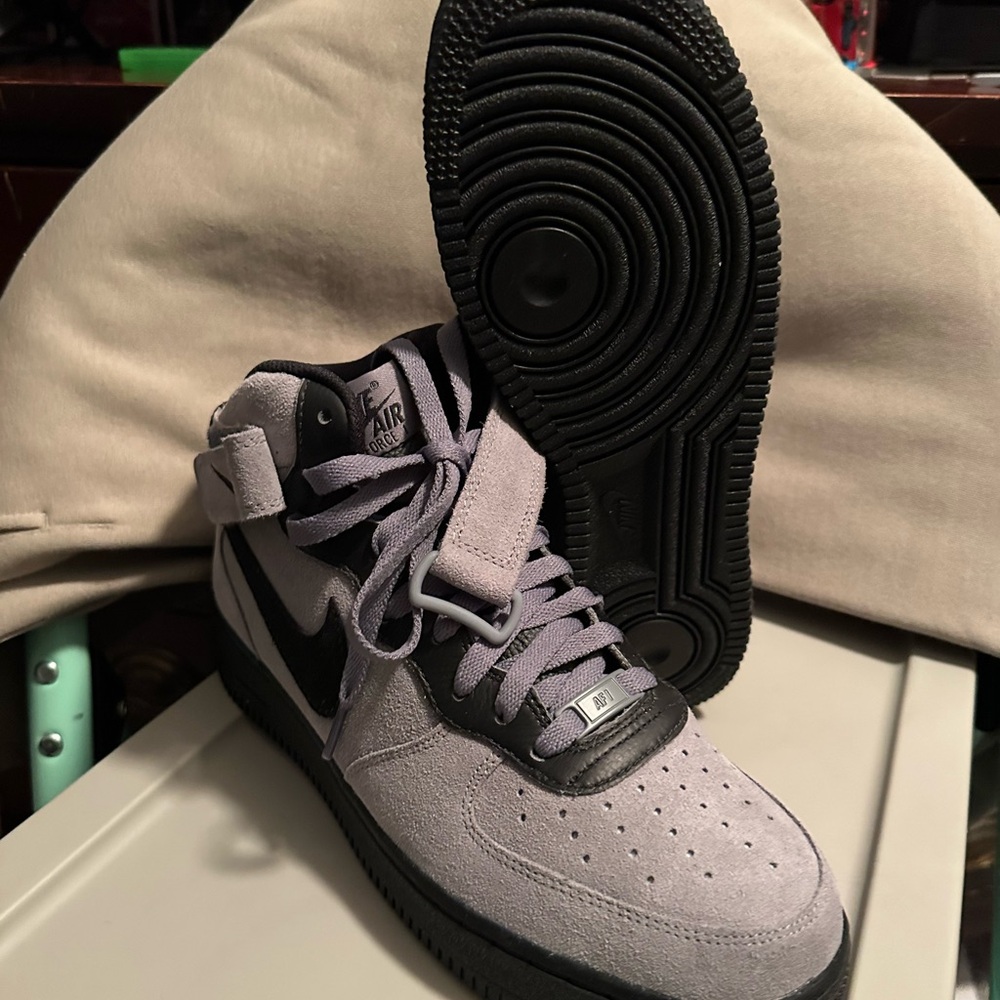 NWB Women’s 10/ Men’s 8.5 Nike High-Top Sneakers in Light Gray and Black